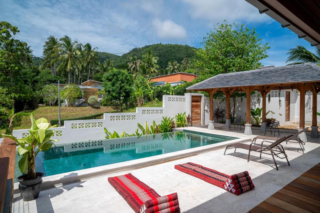 una imagen de una piscina en una villa en Baan Pandoo 3br Mountain View Private Pool, en Ban Tai