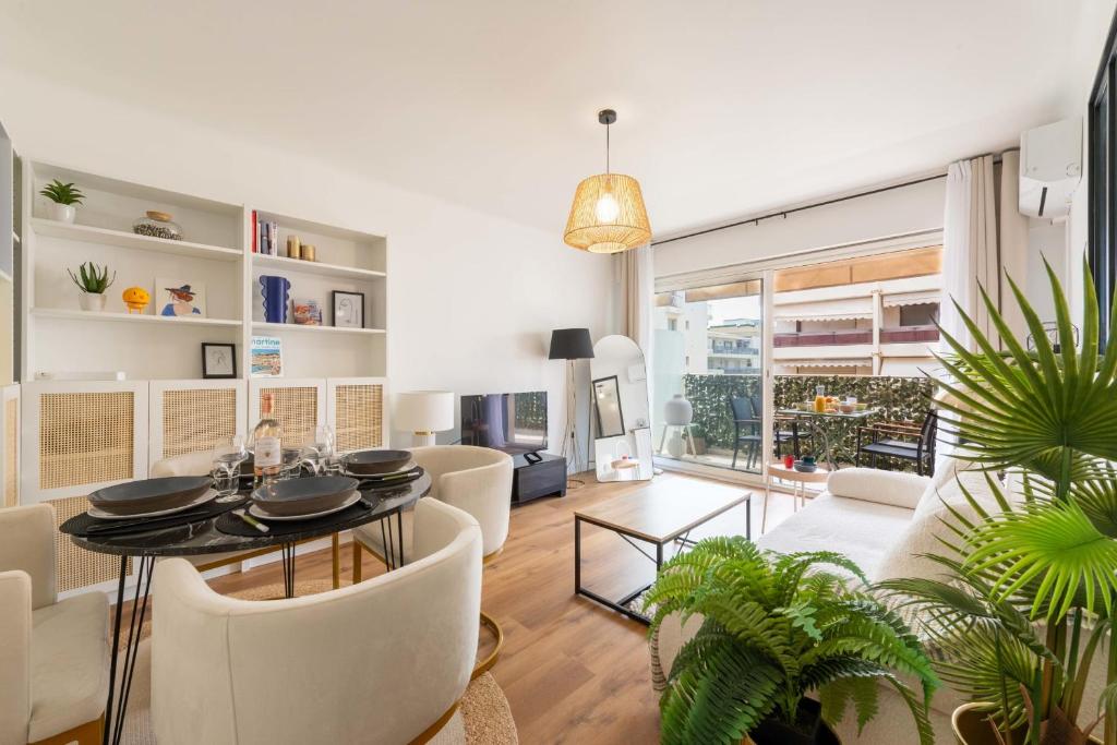 1-Br with Terrace Palm Beach Close to Beaches