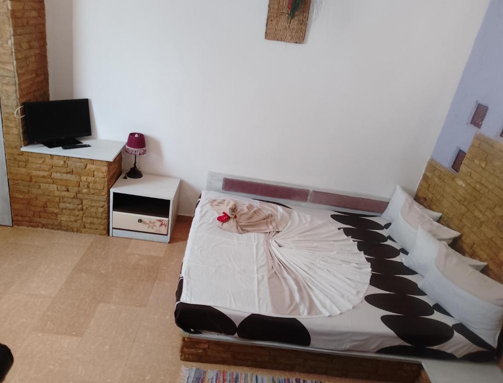 a bedroom with a bed and a desk at Samaya in Agigea