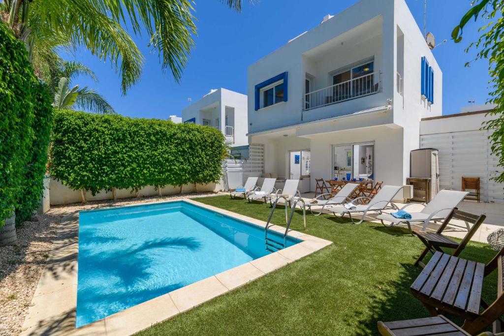 una villa con piscina di fronte a una casa di Villa Atlantis a Protaras