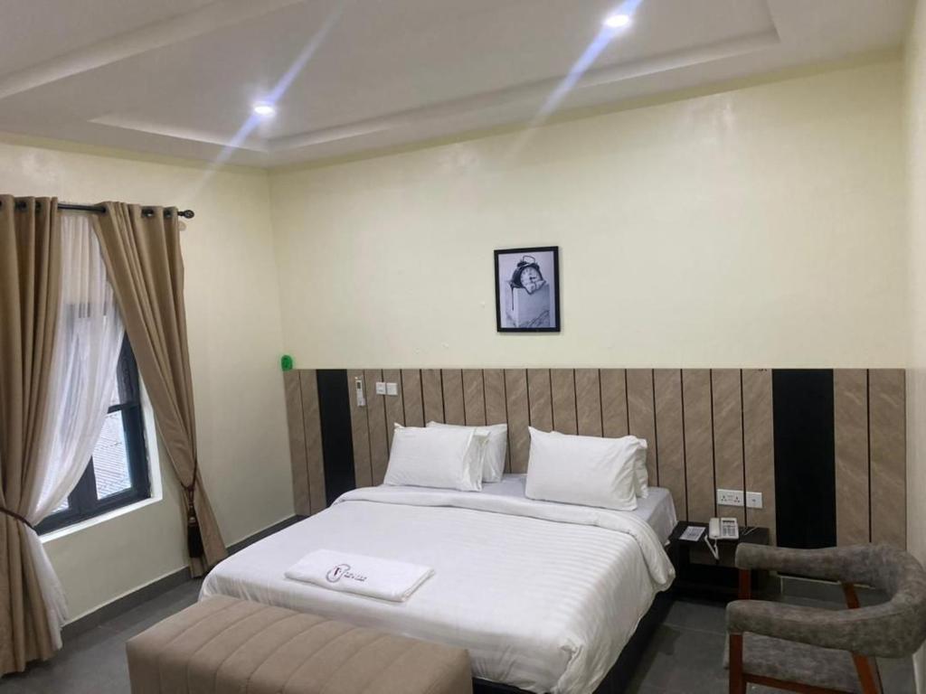 Postel nebo postele na pokoji v ubytování Victia Suite and Lounge