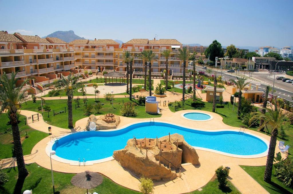 un complexe avec une grande piscine et une aire de jeux dans l'établissement Apartamentos Nova Denia - Deniasol, à Dénia