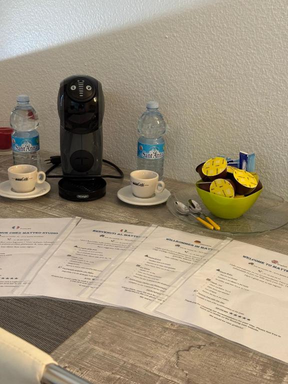 Příslušenství pro přípravu čaje a kávy v ubytování Matteo Studio