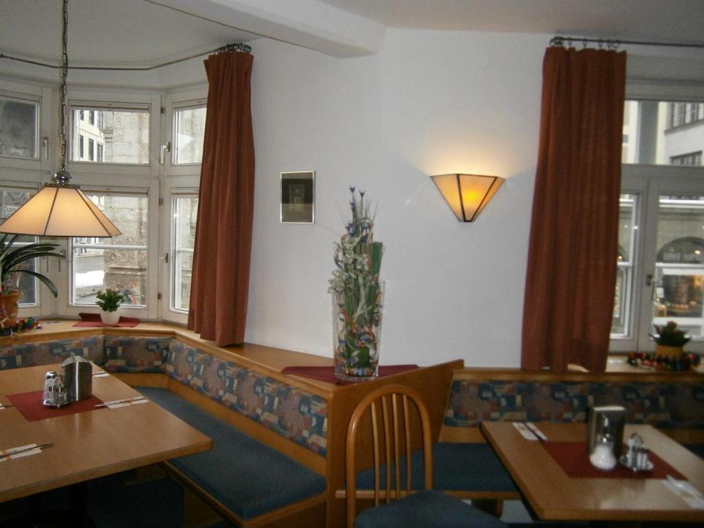 Restaurace v ubytování Hotel Goldene Krone Innsbruck