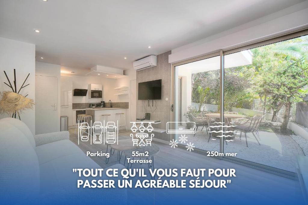 een keuken en een woonkamer bij Le Greg - Terrasse - Parking - VCA in Cannes