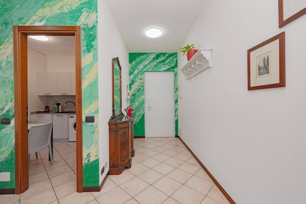 una camera con cucina e un corridoio con porta di Casa di Shrek 110mq grande terrazzo- 6 POSTI LETTO -MODERNO TRILOCALE a Cesate