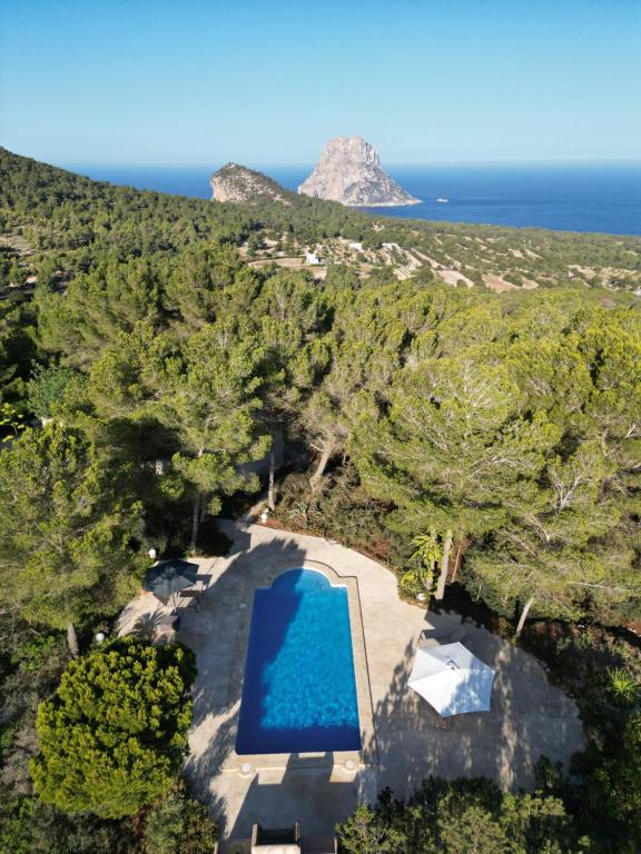mit Blick auf den Pool und das Meer in der Unterkunft Villa Cana Romero II Sea Views in Sant Josep