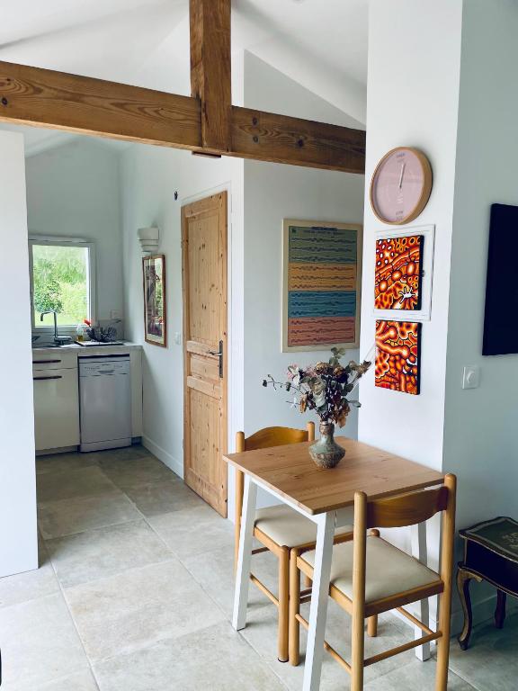 a kitchen and dining room with a table and chairs at Appartement 2 ch Anglet Biarritz in Anglet