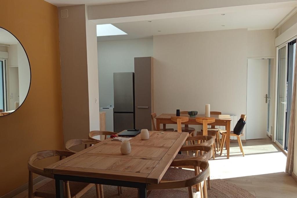 une salle à manger avec une table et des chaises en bois dans l'établissement Large house terrace entrance Le Touquet, à Cucq