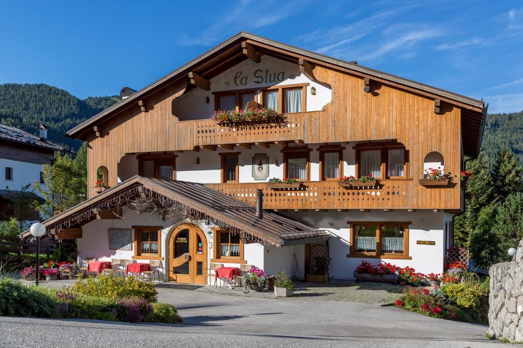 budynek z tabliczką na sklep narciarski w obiekcie Hotel Garni la Stua w mieście Selva di Cadore
