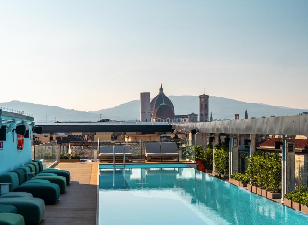 Blick auf die Dachterrasse eines Gebäudes mit Pool in der Unterkunft The Social Hub Florence Belfiore in Florenz