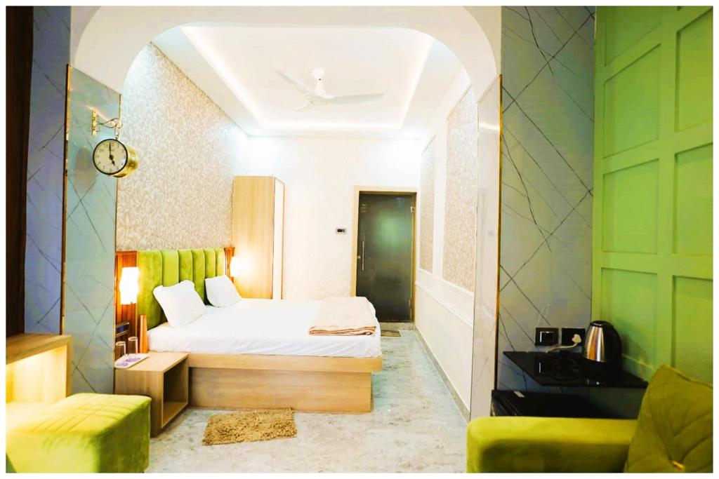 Χώρος καθιστικού στο Hotel Amba-Sadar Palace In Varanasi Fully AC Room