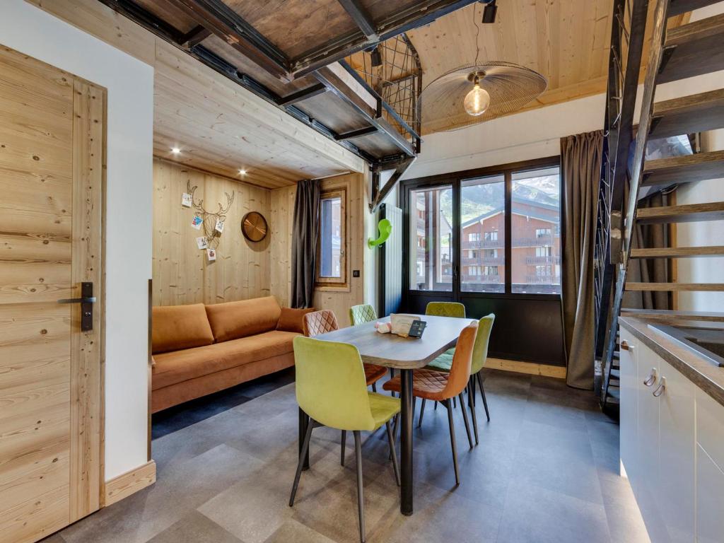 une cuisine et une salle à manger avec une table et des chaises dans l'établissement Duplex à 50m des pistes avec services inclus à Tignes Val Claret - FR-1-641-68, à Tignes