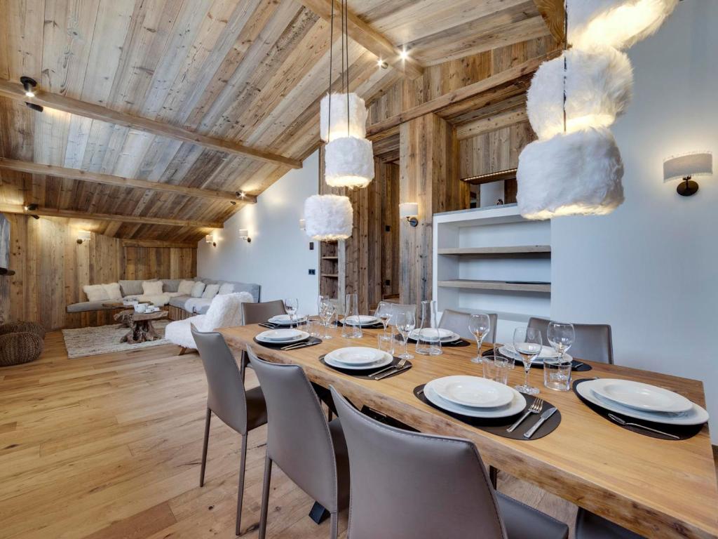 une salle à manger avec une grande table et des chaises en bois dans l'établissement Appartement de Standing à Tignes, Proche Pistes et Commerces, 4 Chambres - FR-1-641-18, à Tignes
