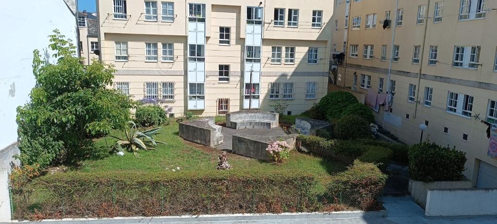 een luchtzicht op een tuin voor een gebouw bij Manisa I in Ribadeo