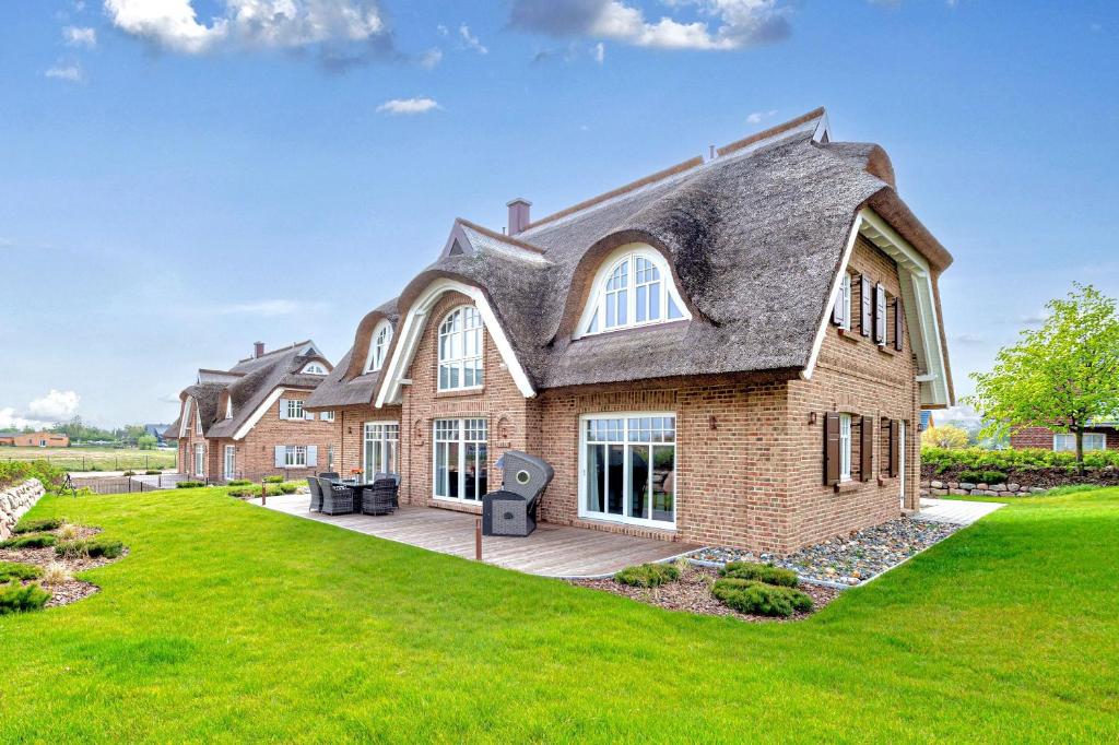 Tòa nhà nơi biệt thự tọa lạc