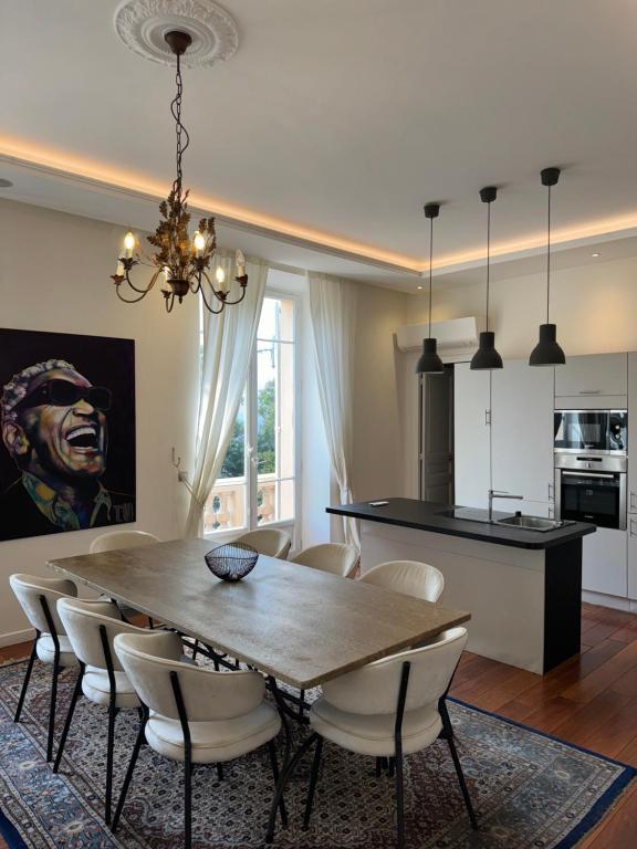 une salle à manger et une cuisine avec une table et des chaises dans l'établissement Villa Maiffret 1, à Cannes