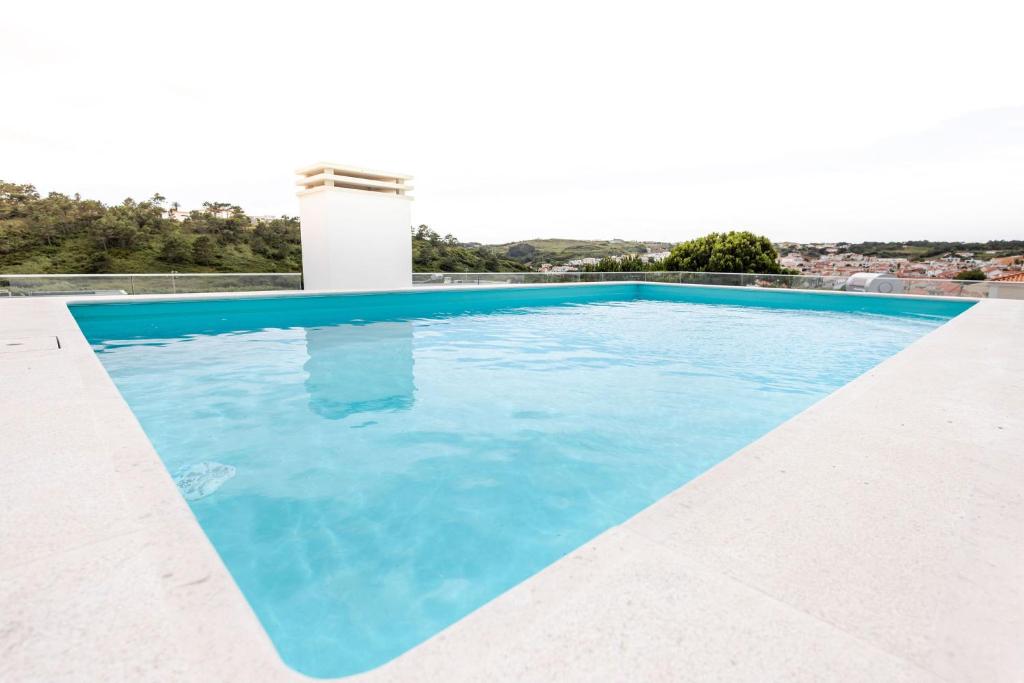 una gran piscina con agua azul en Paraiso da Foz - BY SCH, en Foz do Arelho