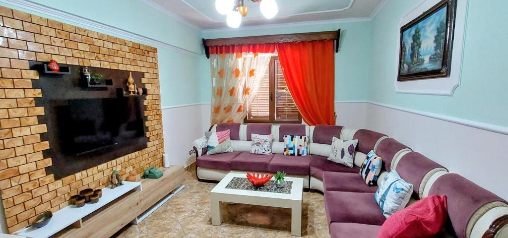 TV a/nebo společenská místnost v ubytování Myzyri Apartament