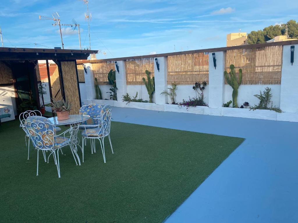 a patio with a table and chairs on a roof at Santa Ana En La Playa Lo Pagan in San Pedro del Pinatar