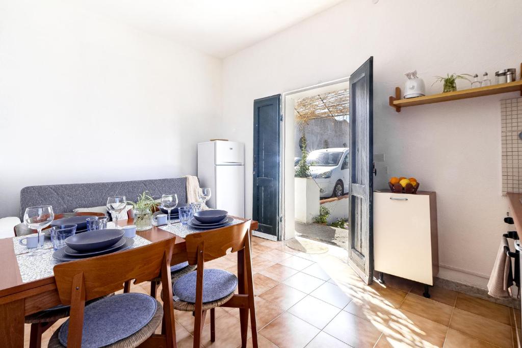 a kitchen and dining room with a table and chairs at Mistral Guest House in Marina di Sorso