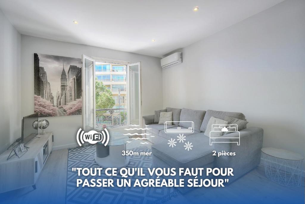 Una sala de estar con una cama y una ventana. en Le Érvé-350M Plage-Wifi Clim-VCA, en Cannes