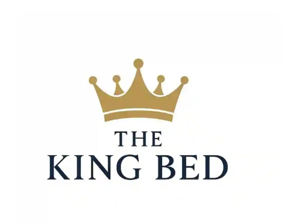 Ένα ή περισσότερα κρεβάτια σε δωμάτιο στο The King Bed