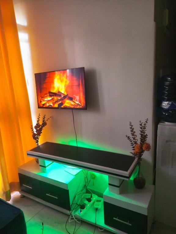 TV/trung tâm giải trí tại Cozyblue Fully Furnished 1 Bedroom Apartment BnB