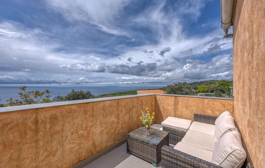 balcón con sofá y vistas al océano en Stunning Apartment In Veli Losinj With Wifi, en Veli Lošinj