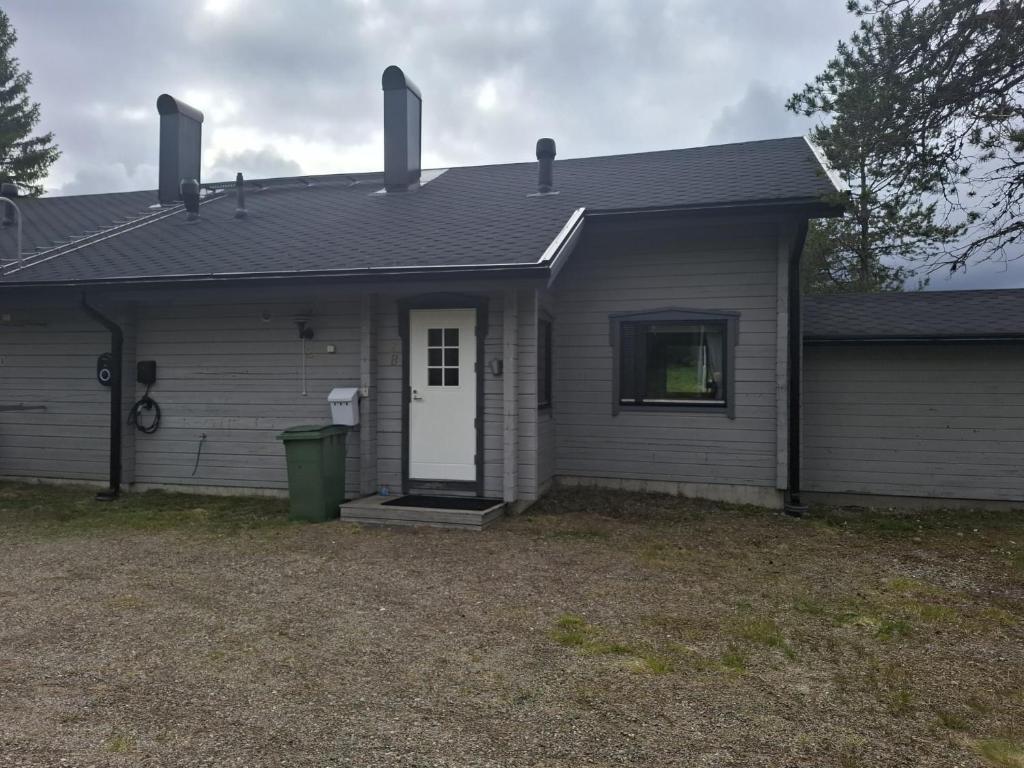 a white house with a white door and a window at Huipunpuisto B, sähköauton lataaminen sisältyy vuokraan in Syöte