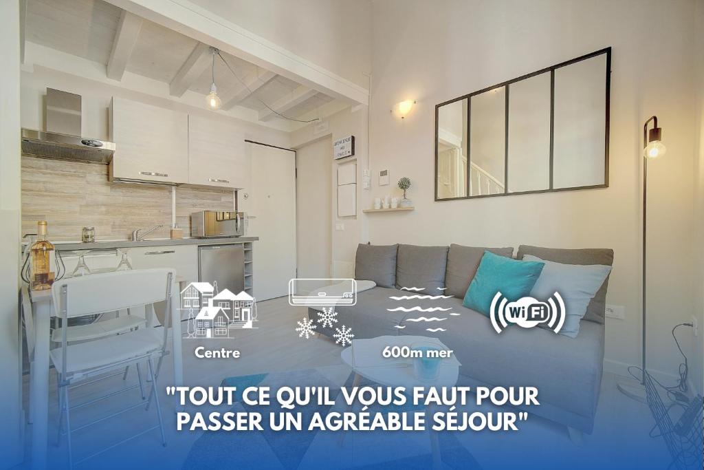 Il dispose d'une cuisine et d'un salon avec un canapé et une table. dans l'établissement Le Paco - 600 m plage - Verrière Côte d'Azur, à Cannes