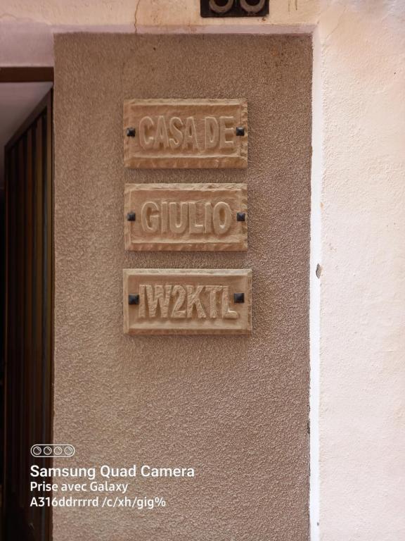 a sign on a wall that says casada guida and wwx at Casa De Giulio in Cocentaina