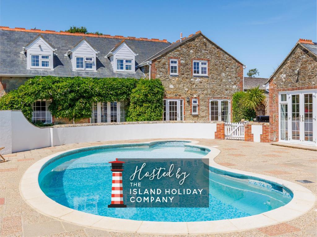 Πισίνα στο ή κοντά στο Charming Manor Pool House with Heated Pool, Tennis Court & Gardens - Isle of Wight Rural Countryside Escape