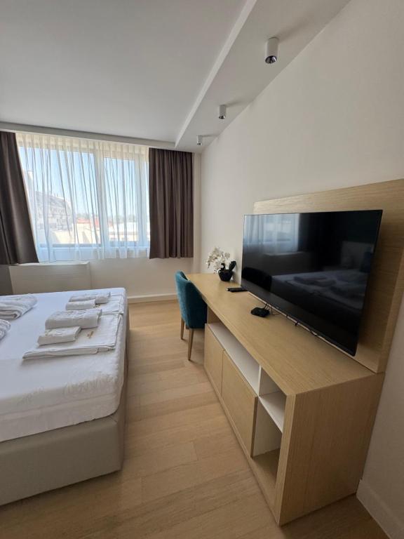 CENTRAL Stars Apartments & Free parking - Deluxe One-Bedroom Apartment With City View