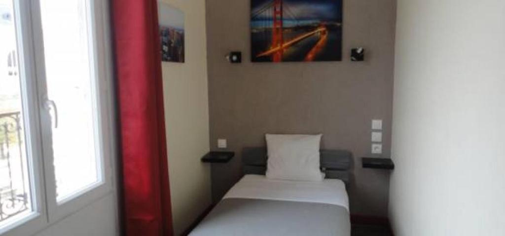 Postel nebo postele na pokoji v ubytování Hôtel des 2 Gares