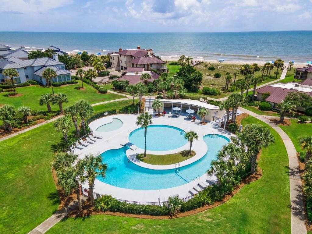 Una vista aérea de un resort con piscina y el océano. en Waters Edge villa by Peace Vacations, en Georgetown