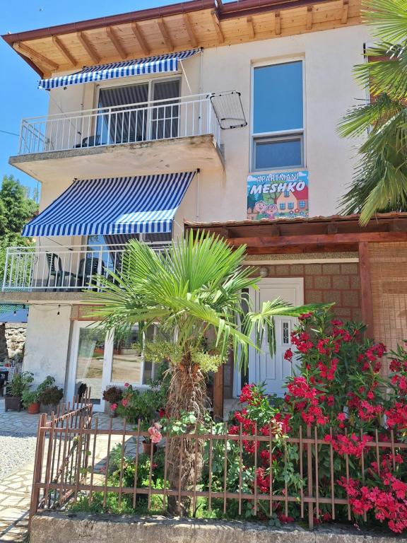 una casa con flores delante en Apartments Meshko, en Ohrid