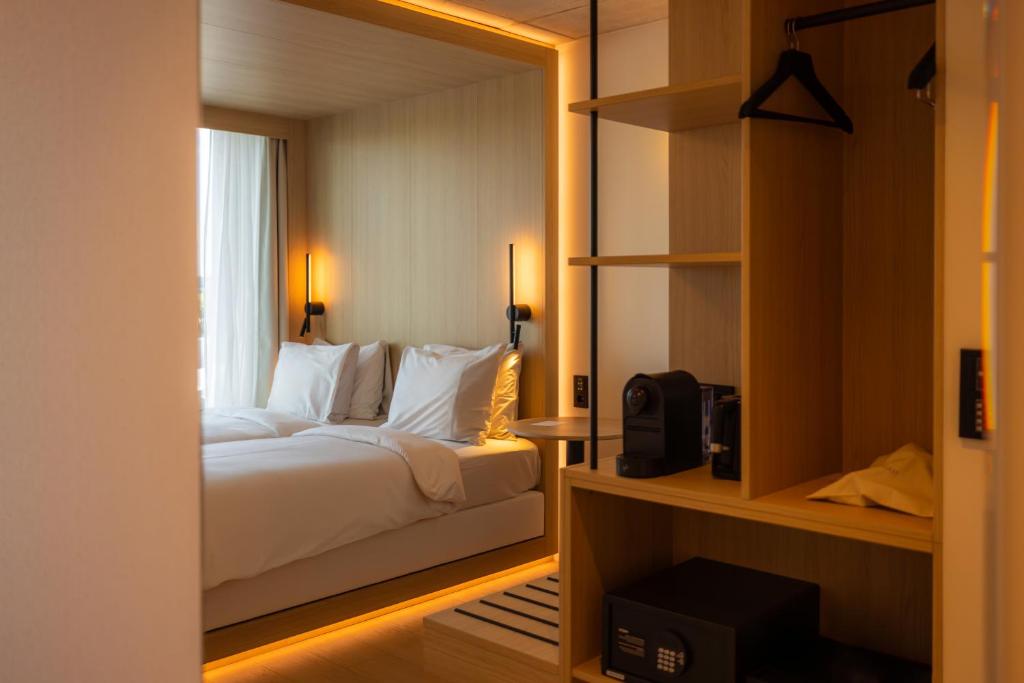 Giường trong phòng chung tại NOTO Hotel