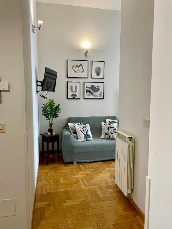 a living room with a couch and a tv at Aurora House - Appartamento accogliente a Barberini in Rome