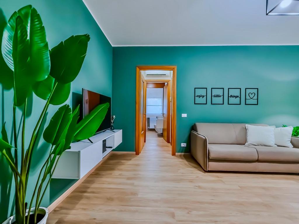 阿巴诺泰尔梅Suite Apartment Deluxe - Design & Wellness的带沙发和植物的客厅