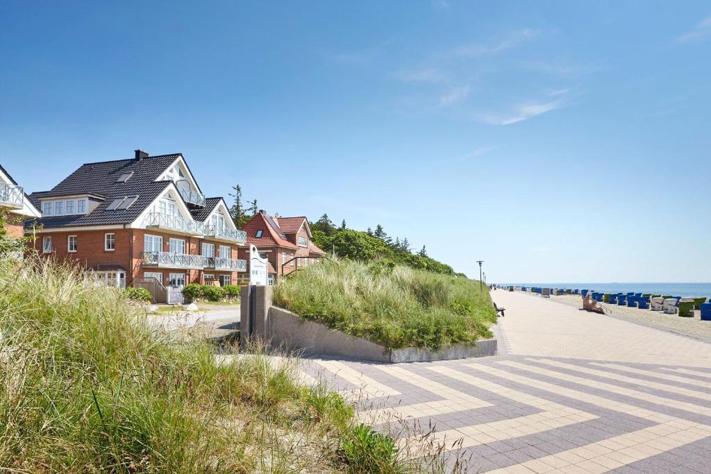 a house on the side of a beach at Hardina 1 in Wyk auf Föhr