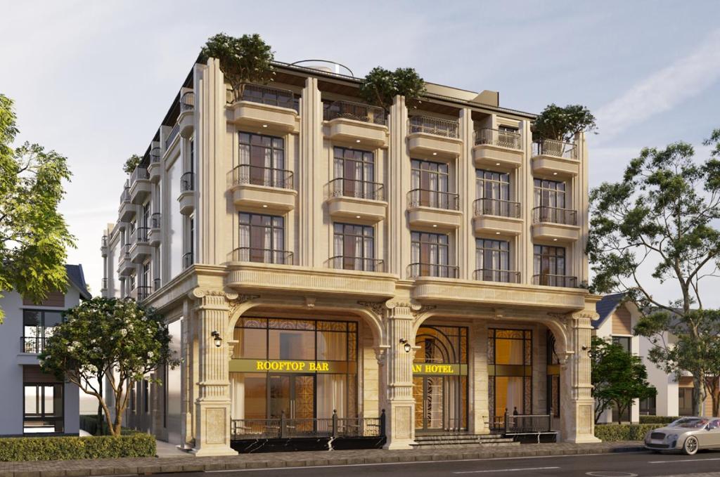 un grande edificio all'angolo di una strada di La An Tam Coc Hotel & Rooftop Bar a Vũ Lâm
