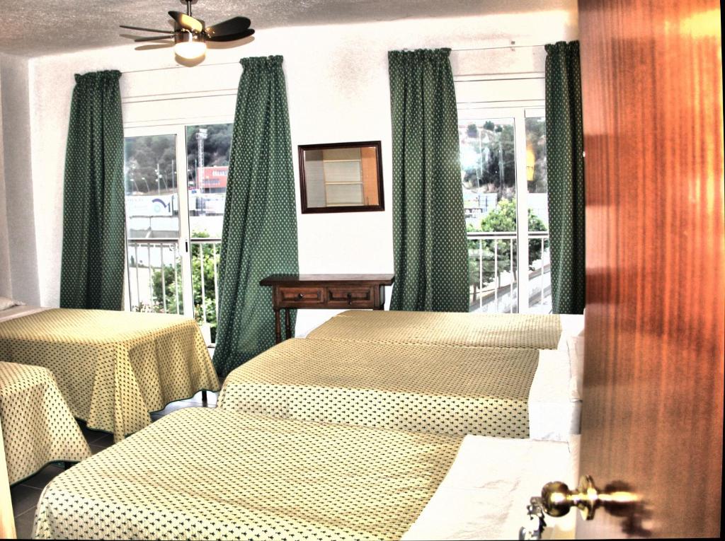 Postel nebo postele na pokoji v ubytování Hostal Isabel