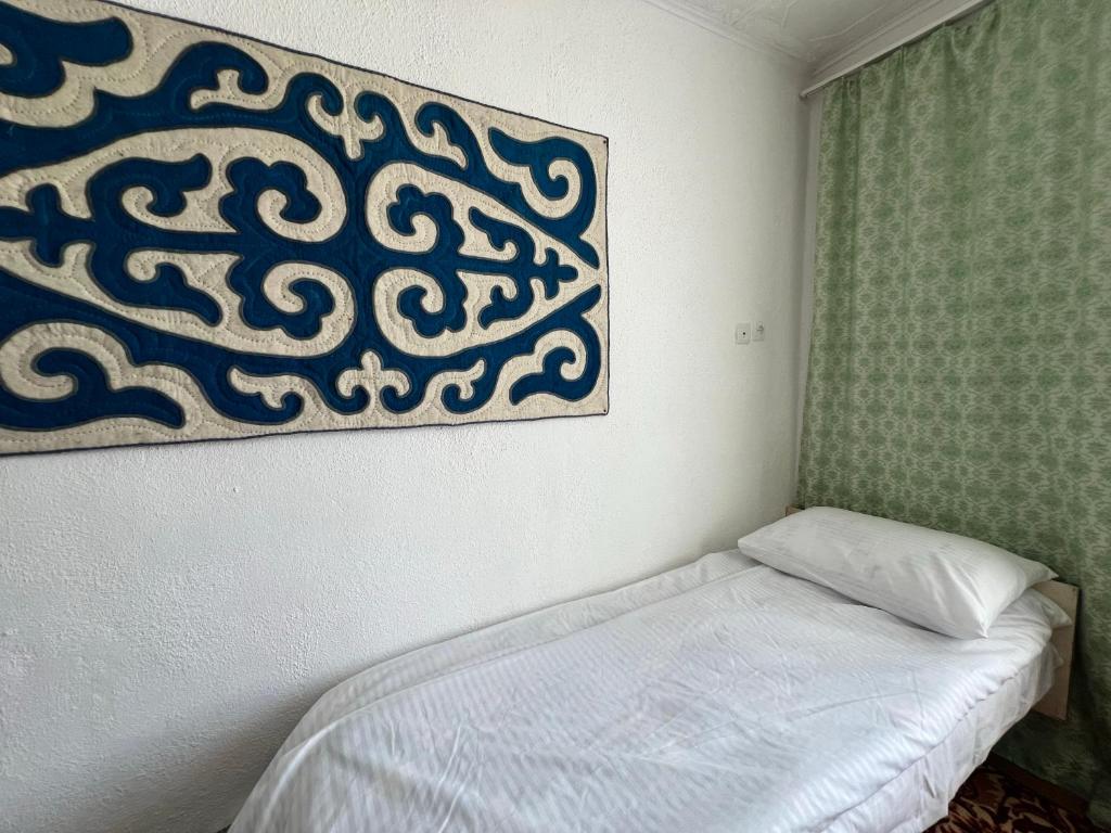 een slaapkamer met een bed en een schilderij aan de muur bij Carolines nest in Kara-Koo