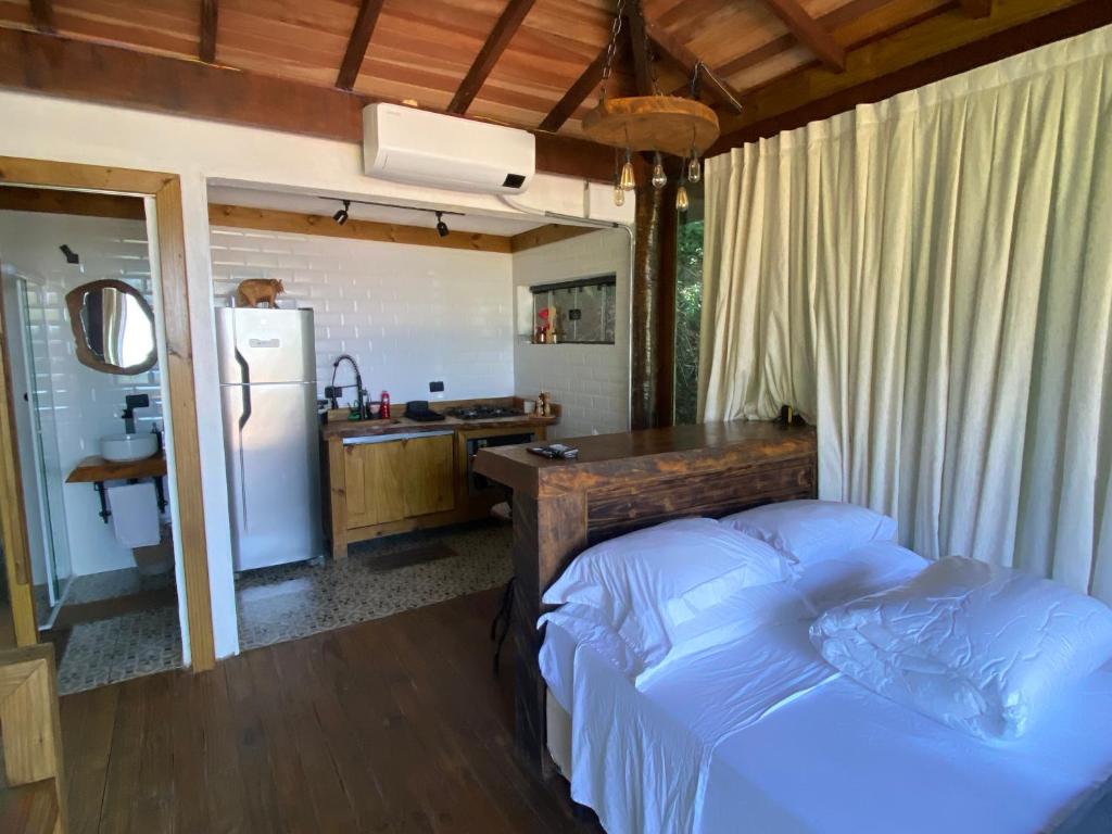 Ένα ή περισσότερα κρεβάτια σε δωμάτιο στο Ecovillage Juquehy Chalé Mirante