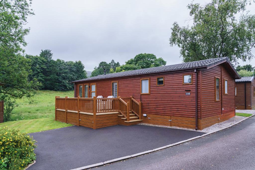 Cabaña de madera grande con terraza grande en Jennywren Lodge, en Windermere