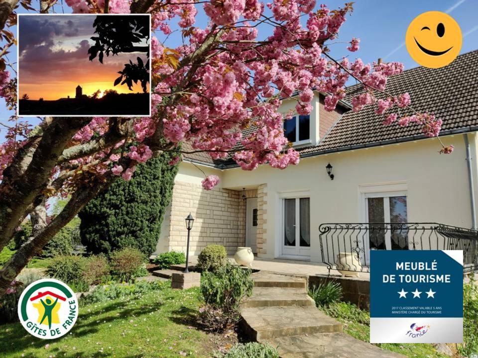 una casa con un albero con fiori rosa di NOUVEAU - LE BOISSANTÉ - Zoo à 10 mn - Jeux pour enfants a Noyers-sur-Cher