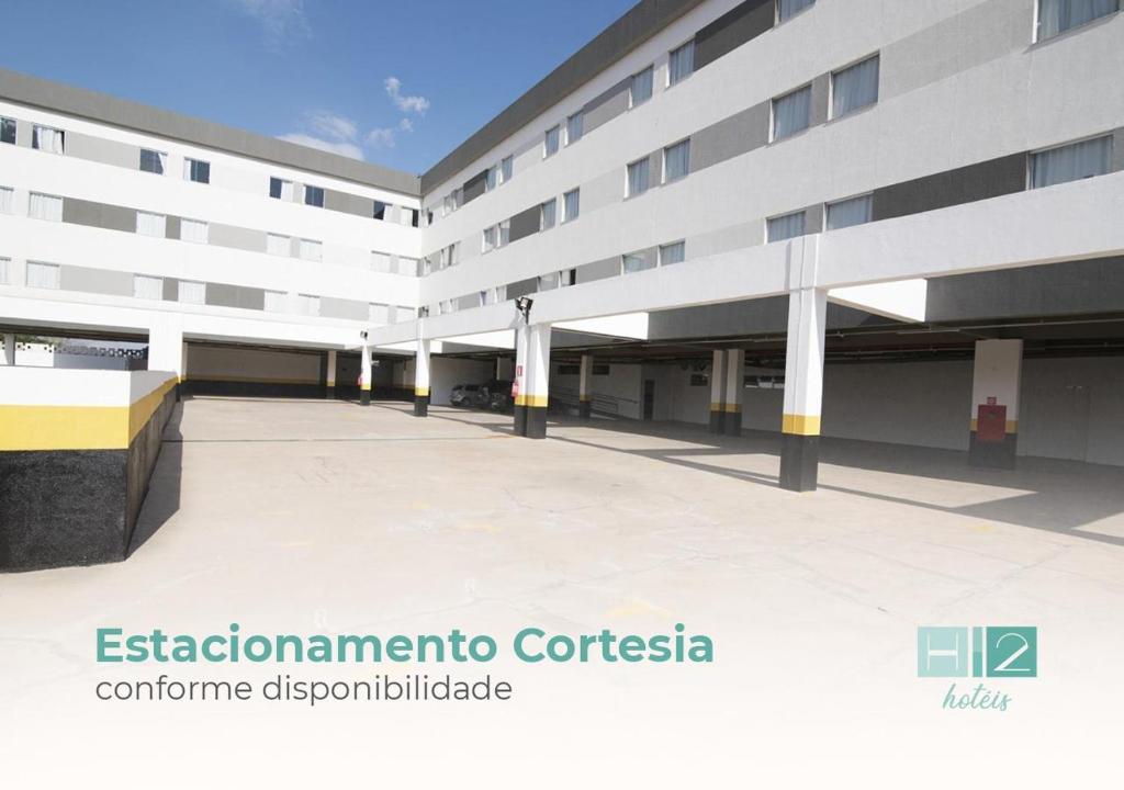 uma vista externa de um edifício de escritórios em Hotel H2 Congonhas em Congonhas