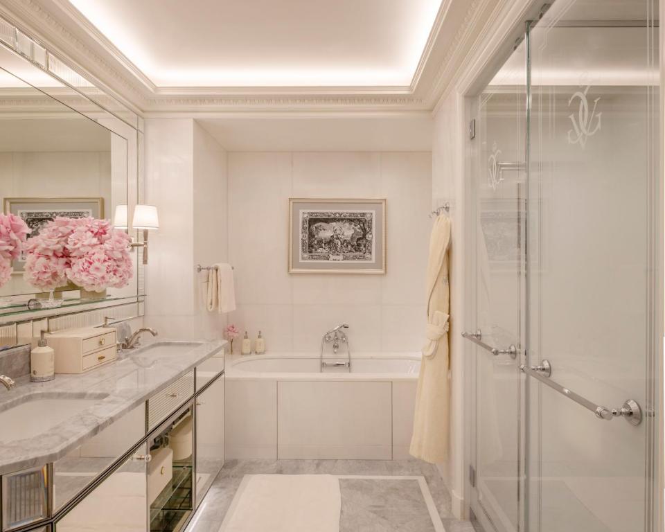 Four Seasons Hotel George V Paris - 14