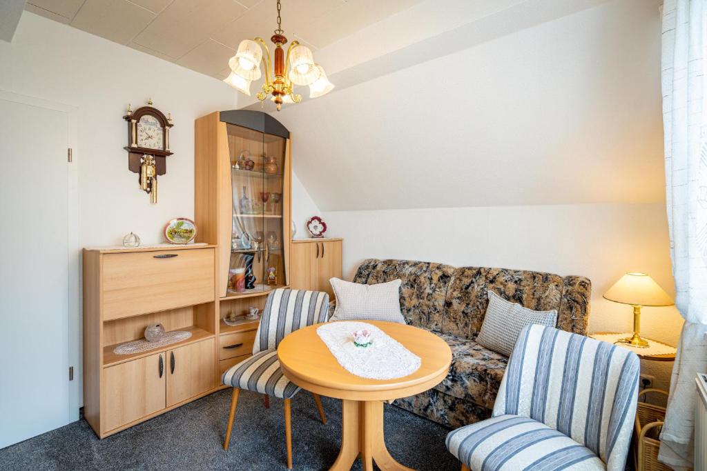ein Wohnzimmer mit Tisch und Couch in der Unterkunft Ferienwohnung Sellin 35 in Sellin